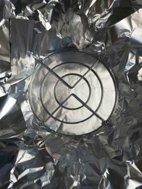 红薯洗干净，沥干水分。准备几张锡纸，交叉叠放。