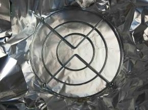红薯洗干净，沥干水分。准备几张锡纸，交叉叠放。