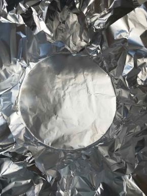 把烤架放在锡纸中间，锡纸围着烤架向上围成一个圆柱形。