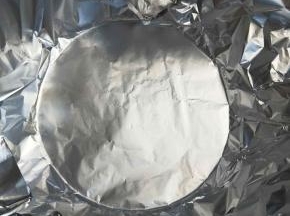 把烤架放在锡纸中间，锡纸围着烤架向上围成一个圆柱形。