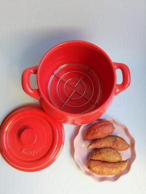 然后烤架放入砂锅中