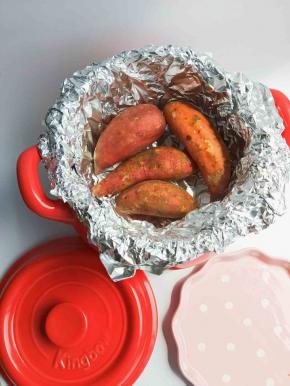 在放入锡纸，( 用于烤红薯的砂锅必须干燥无水)。再把红薯放进去。