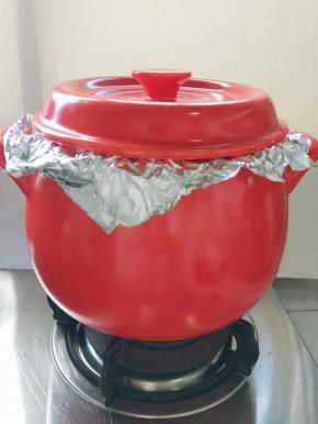 盖上盖子，锡纸多余的部分为在外缘，目的是为了防止水分进入锅底。把锅放上煤气灶 开始大火烤25分钟。具体时间取决于红薯的大小。