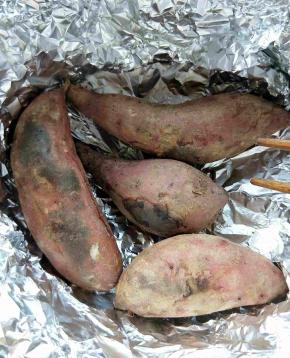 25分钟后给红薯翻个面，继续烤25分钟，关火再焖十分钟出锅。