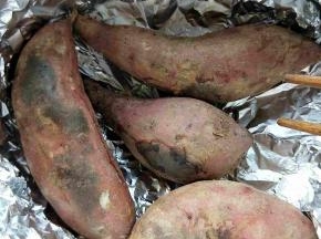 25分钟后给红薯翻个面，继续烤25分钟，关火再焖十分钟出锅。