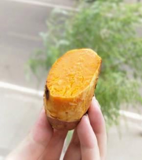 用砂锅烤的红薯软糯可口，以后想吃烤红薯，在家就能轻松搞定啦！