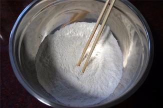 首先将富强粉，奶粉，细砂糖拌均匀。