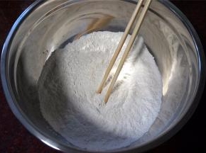 首先将富强粉，奶粉，细砂糖拌均匀。