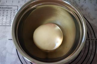 揉成光滑的面团，一定要揉至光滑再开始发酵哦。实在不好揉的时候，可以揉合后静置5分钟醒发一下再继续揉。