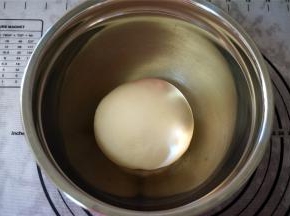 揉成光滑的面团，一定要揉至光滑再开始发酵哦。实在不好揉的时候，可以揉合后静置5分钟醒发一下再继续揉。