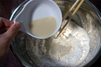 用85克温水融化酵母，将酵母水加入到面粉中。