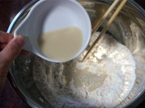 用85克温水融化酵母，将酵母水加入到面粉中。