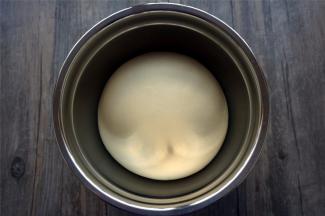 盖上湿布，放在烤箱里，用发酵功能，将面团发酵至两倍大，耗时约1.5~2个小时。