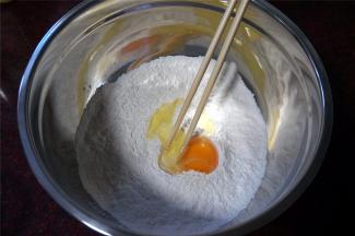 然后打入一个鸡蛋，稍微搅拌一下。