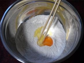 然后打入一个鸡蛋，稍微搅拌一下。