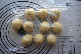 将发酵好的面团排气，然后分成10等份。揉圆，盖上保鲜膜，醒发15分钟左右。