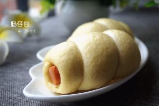 发酵完毕后，取出肠仔包，然后用高火重新将水烧开，放入肠仔包后用中火蒸16分钟，烹饪结束后不要马上开盖，让其继续焖5~10分钟。