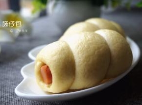 发酵完毕后，取出肠仔包，然后用高火重新将水烧开，放入肠仔包后用中火蒸16分钟，烹饪结束后不要马上开盖，让其继续焖5~10分钟。