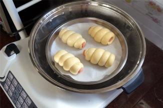 锅里烧开水后，熄火，然后放入肠仔包坯，盖上锅盖，进行第二次发酵，时间为30~40分钟。