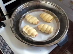 锅里烧开水后，熄火，然后放入肠仔包坯，盖上锅盖，进行第二次发酵，时间为30~40分钟。