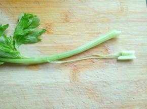 将西芹掰掉一点，拉下西芹的筋，这样炒出来西芹很嫩，依次做完。