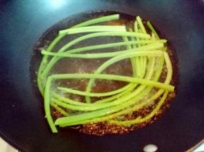 将处理好的西芹焯水，锅中加入水，大火烧开，加入少许盐，滴几滴食用油，下西芹焯水2分钟即可。捞出立即过冷水。