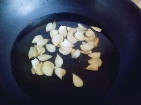 百合去根，掰开，焯水:水开后下入百合，焯水1分钟捞出即可过冷水。