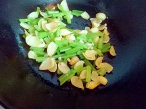 热锅冷油，加入焯水的西芹和百合中火煸炒。