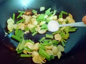 加入盐，调味(可以根据个人口味)