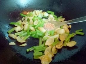 关火后加入鸡粉提鲜。