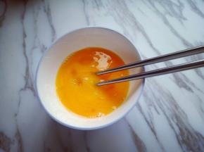 用筷子打散备用。