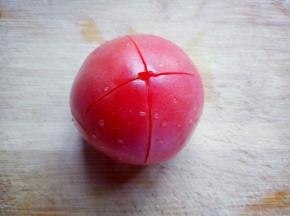 番茄洗干净后用刀划十字花刀。