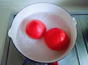 锅中放入清水，大火烧开，把划有十字刀的番茄放入。