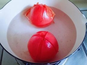 大约2分钟番茄皮自然脱落，关火。