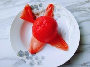 取出番茄，稍凉一会，将番茄皮剥掉。