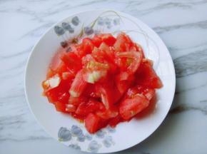 去皮的番茄切小块，