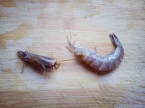 去虾头，去虾线，去虾皮，依次做完。