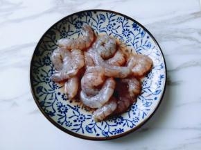 处理好的虾，装入盘中，加入少许料酒腌制10分钟。