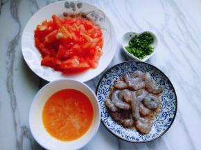 所有食材准备完成，葱去皮，洗干净切碎。