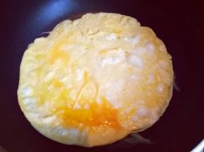 热锅冷油，倒入打散的蛋液，小火煎蛋饼。