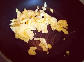 待蛋液凝固后用铲子切小块，盛出备用。