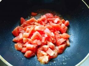 另起油锅，加入切好的番茄翻炒。