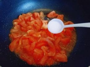 待番茄炒软时加入盐。(盐量根据个人口味放)