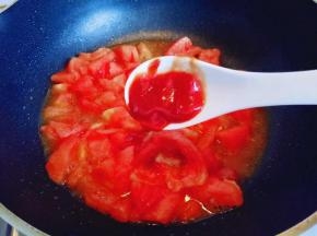 再加入一勺番茄酱。
