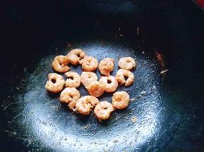 另起油锅，将腌制好的虾仁煸炒，盛出备用。