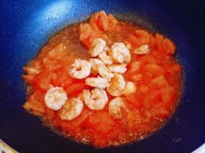 加入炒好的虾仁。