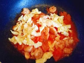 再加入提前炒好的鸡蛋。