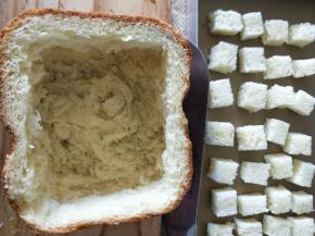 沿着四周环切通，刀尖不要切到底部，小心将吐司的中间部分从吐司盒中抠出来，再把吐司部分切成几小等分