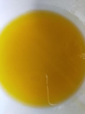 黄油隔水融化成液态，添入适当的蜂蜜搅匀，吐司盒内壁涂上蜂蜜黄油液