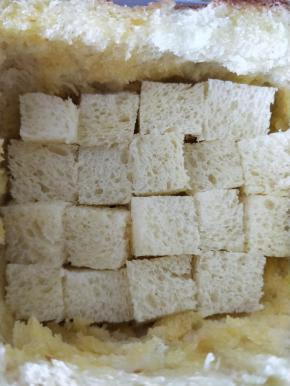 再把切小块的土司，一层层铺在里面